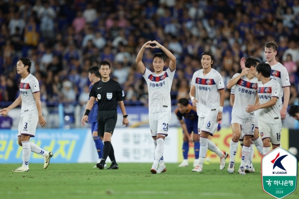 손준호가 18일 울산전에서 득점에 성공한 뒤 포즈를 취하고 있다. [사진=한국프로축구연맹 제공]